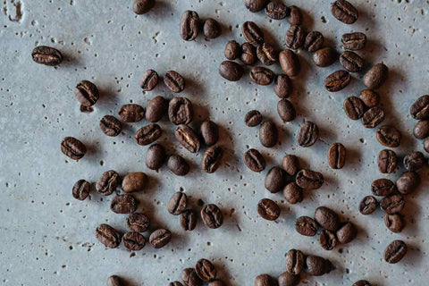 オーガニックコーヒー豆 コンクリートの上 coffee beans on concrete